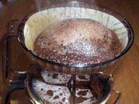 新鮮なコーヒーは最初にお湯を注いだ時十分に膨らみます